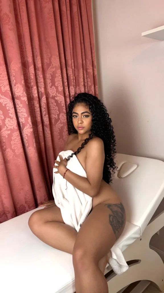 Masseurin Lisa auf der Massageliege im Massagepalast Hamburg Eppendorf